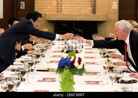 Le vice-président Mike Pence et le Premier ministre japonais Shinzō Abe toast lors d'un déjeuner de travail à Kantei, le bureau du Premier ministre et la résidence officielle à Tokyo, Japon, le mardi 18 avril 2017. Les 100 premiers jours du président Trump : 90 Banque D'Images