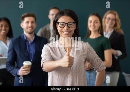 Gros plan portrait de femme d'affaires afro-américaine comme geste. Banque D'Images