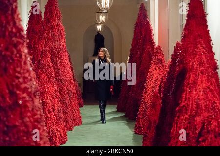 First Lady Melania Trump passe en revue les décorations de Noël dimanche 25 novembre 2018 dans la Colonnade est de la Maison Blanche. 2018 Maison Blanche Noël Banque D'Images