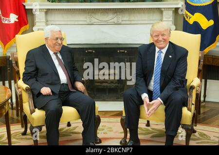 Le président Donald Trump et le président de l'Autorité palestinienne Mahmoud Abbas se rencontrent mercredi 3 mai 2017 au Bureau ovale de la Maison Blanche à Washington, D.C. lors de visites de leader étranger Banque D'Images