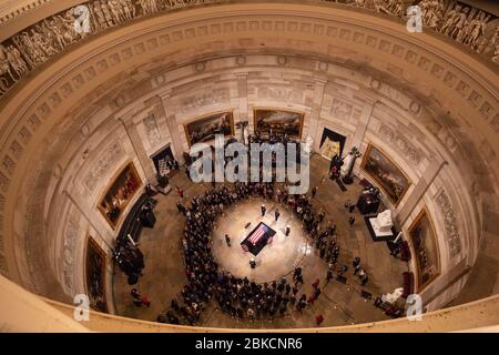 Les membres du public paient leurs respects lundi soir, 3 décembre 2018, au cercueil de l'ancien président George H. W. Bush allongé dans l'État dans la Rotonde du Capitole américain à Washington, D.C. le Capitole des États-Unis Banque D'Images