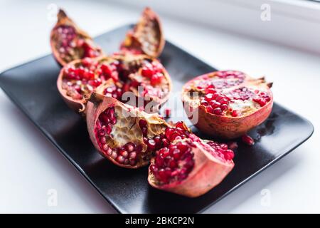 Grand grenat rouge mûr. Fruits de grenade mûre rouge sur le seuil de fenêtres. Végétarien, vitamines organiques, DETOX, concept de régime alimentaire. Grenat organique et de profit Banque D'Images