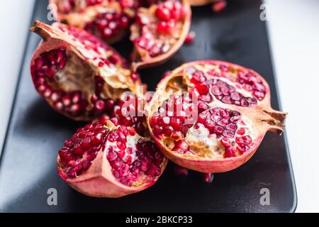 Grand grenat rouge mûr. Fruits de grenade mûre rouge sur le seuil de fenêtres. Végétarien, vitamines organiques, DETOX, concept de régime alimentaire. Grenat organique et de profit Banque D'Images