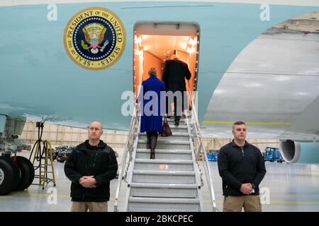 Le 25 décembre 2018, le président Donald Trump et la première dame Melania Trump ont embarqué à bord d’Air Force One à la base interarmées Andrews, dans le Maryland, pour une visite surprise aux troupes américaines stationnées à la base aérienne Al-Asad en Irak, dans le cadre de leur visite de vacances pour soutenir le personnel militaire. Banque D'Images