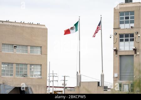 Les drapeaux des États-Unis et du Mexique volent jeudi 10 janvier 2019 au-dessus de la gare de patrouille frontalière McAllen des États-Unis à McAllen, Texas. Le président Trump visite une vue d'ensemble le long du Rio Grande à la suite d'une séance d'information sur l'immigration et la sécurité frontalière Banque D'Images