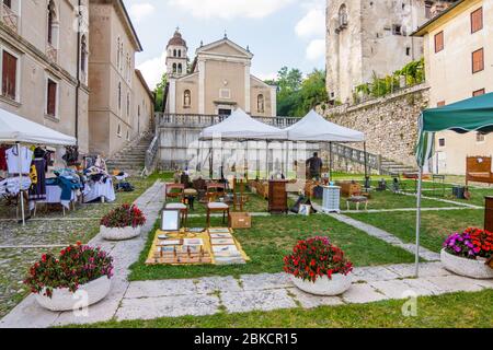 Feltre, Italie - 11 août 2019 : l'église Saint Roch et la Piazza Maggiore dans la ville de Feltre dans la province de Belluno en Vénétie, dans le nord de l'Italie Banque D'Images