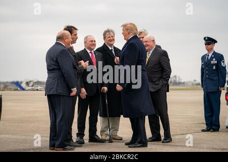 Le président Donald J. Trump arrive à l'aéroport international Louis Armstrong de la Nouvelle-Orléans le lundi 14 janvier 2019 et est accueilli par les invités. De gauche à droite, Zippy Duvall, présidente de la Fédération américaine du Bureau agricole; Rép. Garrett Graves (R-LA); Rép. Whp. Minoritaire de la Chambre Steve Scalise (R-LA); sénatrice John Kennedy (R-LA); sénatrice Bill Cassidy (R-LA); et secrétaire à l'Agriculture Sonny Perdue. Le président Trump arrive à la Nouvelle-Orléans Banque D'Images