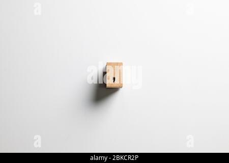 ' le texte de la virgule ' composé d'un cube en bois sur fond blanc avec un masque. Banque D'Images