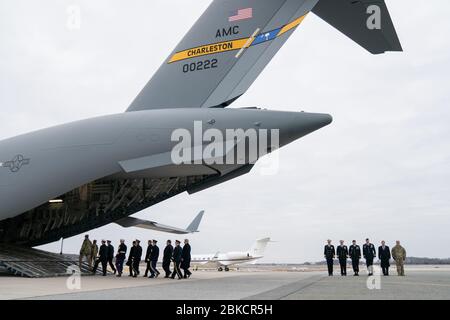 Le président Donald J. Trump, accompagné du secrétaire d'État Mike Pompeo et du secrétaire de la Défense par intérim Patrick Shanahan, assiste au transfert digne des restes samedi 19 janvier 2019 à la base aérienne de Douvres à Douvres, Delaware, pour quatre Américains tués dans une explosion suicide mercredi en Syrie. Le président Trump assiste à la cérémonie du transfert digne des restes Banque D'Images