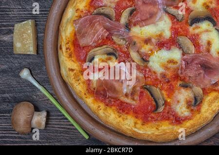 Pizza prosuitto funghi parmigiano chorizo oignon Banque D'Images