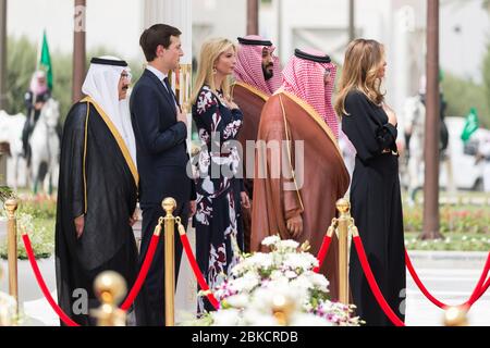 La première dame Melania, accompagnée de Jared Kushner, Conseillère principale de la Maison Blanche, et de son adjoint au président Ivanka Trump, participe aux cérémonies d'arrivée, le samedi 20 mai 2017, au Palais de la Cour royale de Riyad, en Arabie Saoudite. Le voyage du président Trump à l'étranger Banque D'Images