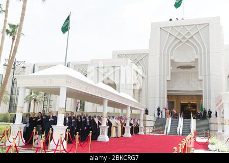 Les membres de la délégation américaine sont vus lors des cérémonies d'arrivée, le samedi 20 mai 2017, au Palais de la Cour royale à Riyad, en Arabie Saoudite. Le voyage du président Trump à l'étranger Banque D'Images