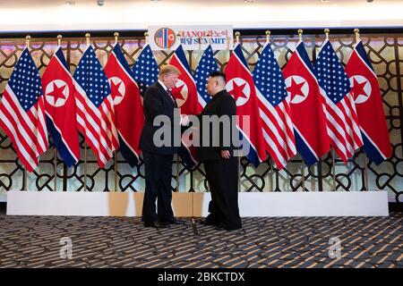 Le président Donald J. Trump est accueilli par Kim Jong un, président de la Commission des affaires publiques de la République populaire démocratique de Corée le mercredi 27 février 2019, à l'hôtel Sofitel Legend Metropole de Hanoi, pour leur deuxième réunion au sommet. Le voyage du président Trump au Vietnam Banque D'Images