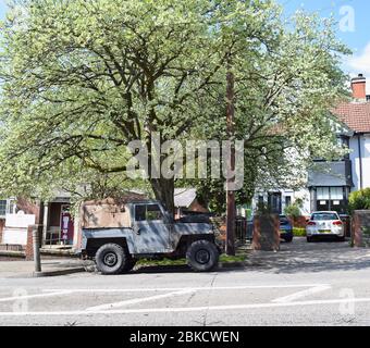 Une vieille voiture Land Rover stationnée dans la rue résidentielle par temps ensoleillé. Banque D'Images
