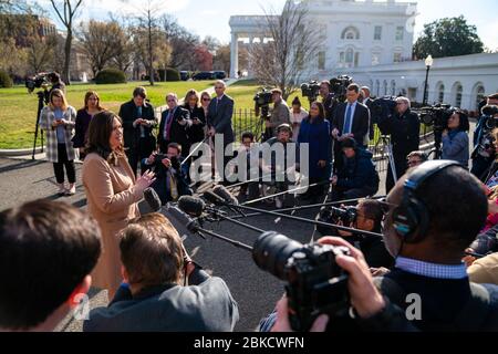 Le 25 mars 2019, Sarah Sanders, attachée de presse de la Maison Blanche, s'adresse aux journalistes devant l'entrée de l'aile ouest de la Maison Blanche, pour leur fournir des mises à jour sur l'actualité. Banque D'Images