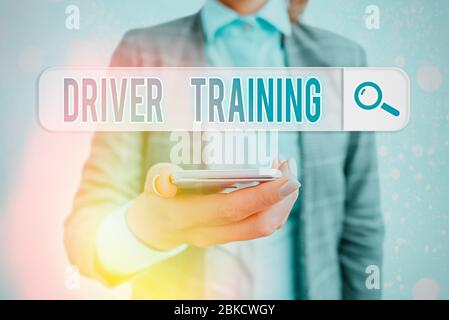 Rédaction conceptuelle de la main montrant la formation des conducteurs. Concept signification prépare un nouveau conducteur pour obtenir un conducteur s est un permis Banque D'Images