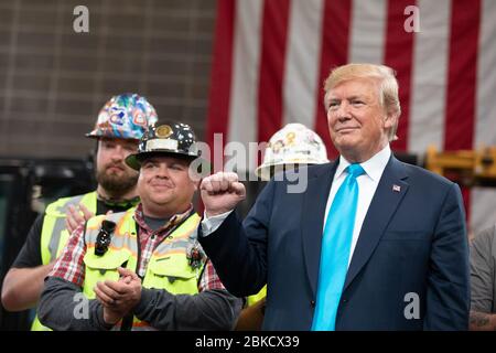 Le président Donald J. Trump se félicite des applaudissements qu'il a accueillis au Centre international de formation et d'éducation de l'Union internationale des ingénieurs opérationnels le mercredi 10 avril 2019 à Crosby, Texas. Le président Trump prononce des remarques et signe un ordre exécutif sur l'énergie et l'infrastructure Banque D'Images