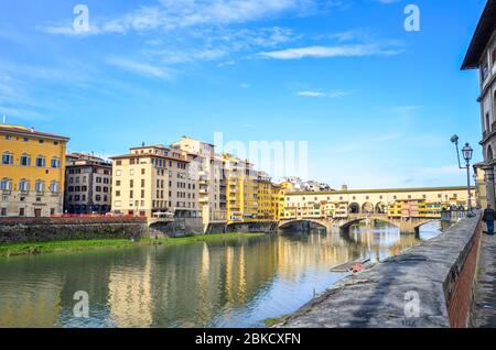 Célèbre Ponte Vecchio, pont médiéval en pierre sur la rivière Arno à Florence, Toscane, Italie. Site touristique majeur de la ville italienne. Paysage urbain incroyable. Centre historique, vieille ville. Banque D'Images