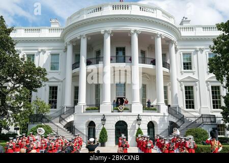 Le président Donald J. Trump et la première dame Melania Trump accueillent les invités au 141e rouleau d’œufs de Pâques de la Maison Blanche, qui se tient sur le balcon de la Chambre bleue de la Maison Blanche le 22 avril 2019. L'événement annuel attire les familles pour une journée de roulage d'œufs, de jeux et de divertissement. Banque D'Images
