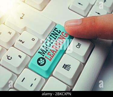 Apprentissage de la machine d'écriture de texte. La photo conceptuelle permet aux ordinateurs d'être enseignés avec des données Banque D'Images