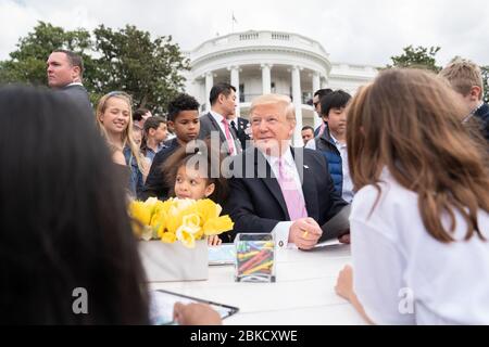 Le 22 avril 2019, le président Donald J. Trump s’est joint aux enfants au rouleau d’œufs de Pâques de la Maison Blanche, prenant part à une activité amusante de coloriage sur la pelouse sud. L'événement a marqué le 141e rouleau d'œufs de Pâques et célébré une tradition de longue date de la Maison Blanche. Banque D'Images