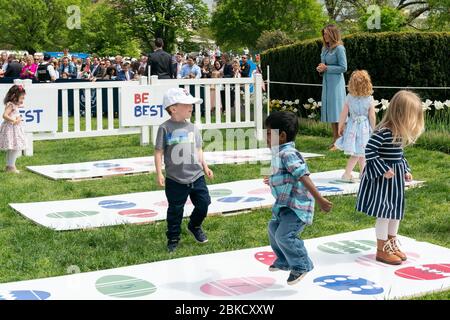 Le 22 avril 2019, la première dame Melania Trump a participé à un houblon lors du 141e rouleau d'œufs de Pâques de la Maison Blanche, un événement annuel sur la pelouse sud de la Maison Blanche, célébrant Pâques avec des jeux, des activités et une grande compétition de rouleaux d'œufs. Banque D'Images