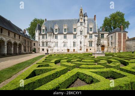 Beauvais/ France - jardin et ancien palais de l'évêque de Beauvais.Palais de l'évêque du XIIe siècle qui abrite le musée du comté d'Oise Banque D'Images