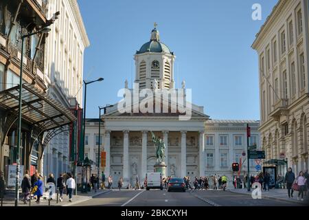 Église Saint-Jacques-sur-Coudenberg vue de face, place royale (Koningsplein). Personnes à pied et circulation sur place Royale, Bruxelles. Banque D'Images