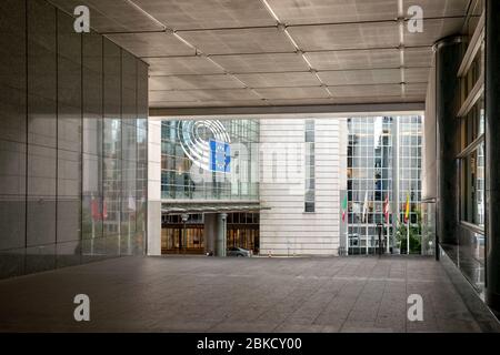 Parlement européen. Le symbole européen de la façade d'un bâtiment moderne. Drapeaux de l'Union européenne. Banque D'Images