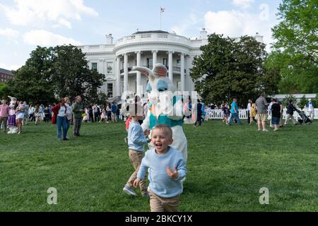 Le 22 avril 2019, les enfants participant au 141e rouleau d'œufs de Pâques de la Maison Blanche ont rencontré un lapin de Pâques costumé sur la pelouse sud lors de l'événement annuel, qui comprenait également des jeux, des activités et des compétitions de roulage d'œufs. Banque D'Images