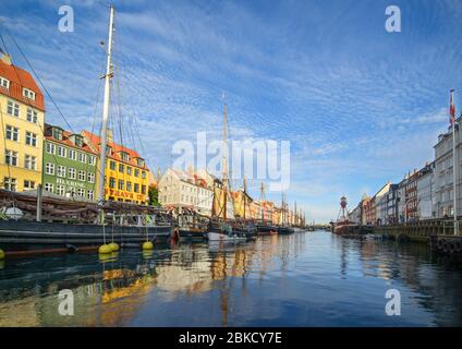 Nyhavn, façades colorées, vieilles maisons et bateaux transformés en bars et restaurants confortables dans la plupart des parties touristiques du Danemark d'où tous les canaux populaires Banque D'Images