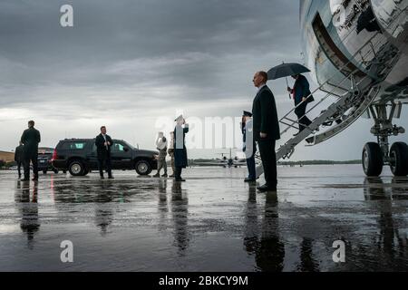 Le président Donald J. Trump porte un parapluie lorsqu'il débarque l'Air Force One dans une tempête de pluie vendredi 26 avril 2019 à la base conjointe Andrews, Md. revenant de son discours avant la convention de la National Rifle Association à Indianapolis, Ind. Le président Trump arrive à la base conjointe Andrews Banque D'Images