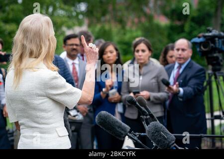 Kellyanne Conway, conseillère du président, s’adresse à la presse à Washington, D.C. sur les politiques et le programme politique de l’administration, abordant les principaux problèmes auxquels la nation est confrontée. Banque D'Images