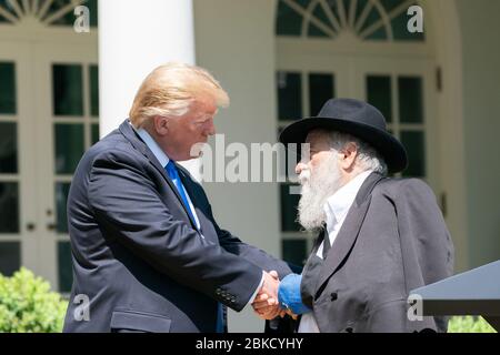 Le président Donald J. Trump écoute le Rabbin Yisroel Goldstein du Chabad de Poway, Californie, qui parle à la Journée nationale de prière jeudi 2 mai 2019 dans le jardin des roses de la Maison Blanche. Journée nationale de prière Banque D'Images