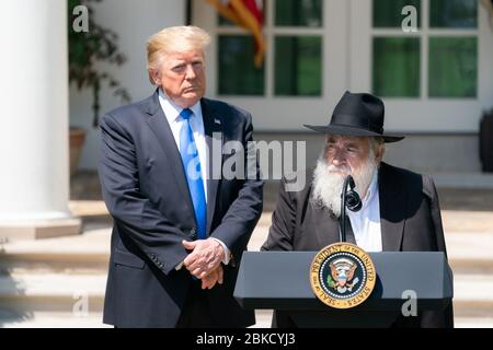 Le président Donald J. Trump écoute le Rabbin Yisroel Goldstein du Chabad de Poway, Californie, qui parle à la Journée nationale de prière jeudi 2 mai 2019 dans le jardin des roses de la Maison Blanche. Journée nationale de prière Banque D'Images