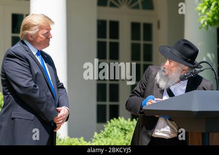 Le président Donald J. Trump écoute le Rabbin Yisroel Goldstein du Chabad de Poway, Californie, qui parle à la Journée nationale de prière jeudi 2 mai 2019 dans le jardin des roses de la Maison Blanche. Journée nationale de prière Banque D'Images