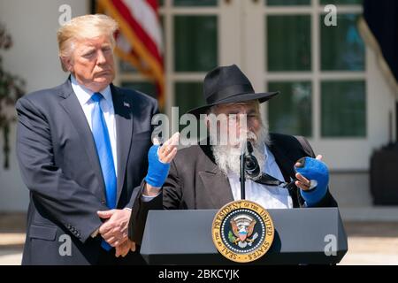 Le président Donald J. Trump écoute le Rabbin Yisroel Goldstein du Chabad de Poway, Californie, qui parle à la Journée nationale de prière jeudi 2 mai 2019 dans le jardin des roses de la Maison Blanche. Journée nationale de prière Banque D'Images