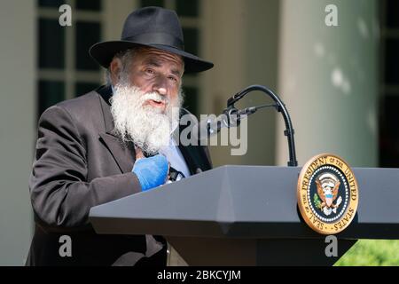 Le président Donald J. Trump écoute le Rabbin Yisroel Goldstein du Chabad de Poway, Californie, qui parle à la Journée nationale de prière jeudi 2 mai 2019 dans le jardin des roses de la Maison Blanche. Journée nationale de prière Banque D'Images