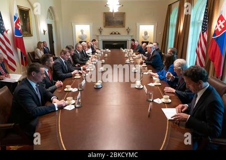 Le président Donald J. Trump rencontre le Premier ministre slovaque Peter Pellegrini vendredi 3 mai 2019, lors d'une réunion bilatérale élargie dans la salle du Cabinet de la Maison Blanche. Le président Trump accueille avec satisfaction le Premier ministre de la République slovaque à la Maison Blanche Banque D'Images