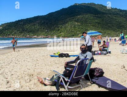 Florianopolis, Santa Catarina, Brésil. 3 mai 2020. (INT) Covid-19: Mouvement à la plage. 3 mai 2020, Florinopolis, Santa Catarina, Brésil: Mouvement à Brava plage situé dans le nord de l'île Florianopolis, Santa Catarina, ce dimanche après-midi. Même avec la pandémie de Coronavirus, les gens se amusent encore à la plage.Credit:Andrea Macedo /Thenews2 crédit: Andrea Macedo/TheNEWS2/ZUMA Wire/Alay Live News Banque D'Images