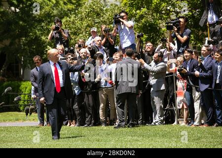 Le président Donald J. Trump se rend au revoir avant de monter à bord de Marine One sur la pelouse sud de la Maison Blanche vendredi 24 mai 2019, en route vers la base commune Andrews, le président de la Cour de direction Trump et la première Dame Melania Trump quittent la pelouse sud Banque D'Images