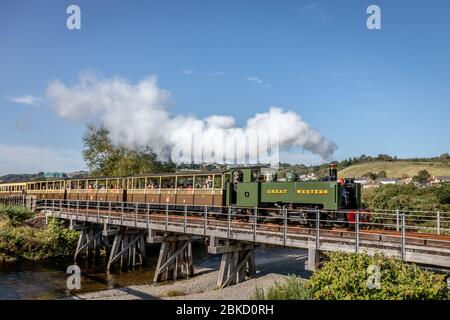 GWR 2-6-2 No 8 traverse l'Afon Rheidol à Aberystwyth sur la vallée du chemin de fer de Rheidol pendant leur week-end de festival de vapeur Banque D'Images