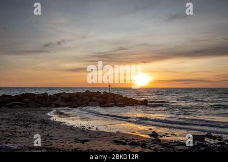 Coucher de soleil sur la plage de Borth, Ceredigion, pays de Galles, Royaume-Uni Banque D'Images