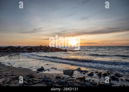 Coucher de soleil sur la plage de Borth, Ceredigion, pays de Galles, Royaume-Uni Banque D'Images