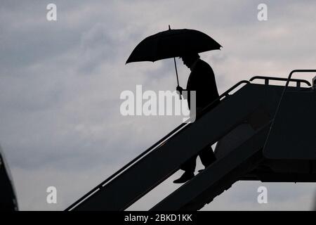 Le président Donald J. Trump porte un parapluie lorsqu'il débarque l'Air Force One sous une douche à effet pluie jeudi 30 mai 2019 à la base commune Andrews, le président Trump Lands à la base commune Andrews Banque D'Images