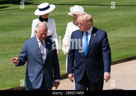 Le 3 juin 2019, le président Donald J. Trump et la première dame Melania Trump ont traversé la pelouse du palais de Buckingham avec le prince Charles et la duchesse de Cornouailles, avant une cérémonie de bienvenue à Londres lors de leur visite d’État au Royaume-Uni Banque D'Images