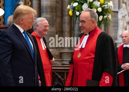 Le président Donald J. Trump a rejoint le doyen de l'abbaye de Westminster le très révérend John Hall fait des visites à l'abbaye de Westminster le lundi 3 juin 2019 à Londres. Le voyage du président Trump et de la première Dame Melania Trump au Royaume-Uni Banque D'Images