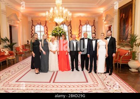 Le président Donald J. Trump et la première Dame Melania Trump posent pour une photo avec le prince de Galles de la Grande-Bretagne et la duchesse de Cornwall et les enfants du président le mardi 4 juin 2019, à Winfield House à Londres. De gauche à droite, Lara Trump, Tiffany Trump, Donald Trump, Jr., Ivanka Trump et Eric Trump. Le président Trump et la première Dame Melania Trump à Winfield House Banque D'Images