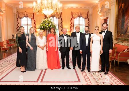 Le président Donald J. Trump et la première Dame Melania Trump posent pour une photo avec le prince de Galles de la Grande-Bretagne et la duchesse de Cornwall et les enfants du président le mardi 4 juin 2019, à Winfield House à Londres. De gauche à droite, Lara Trump, Tiffany Trump, Donald Trump, Jr., Ivanka Trump et Eric Trump. Le président Trump et la première Dame Melania Trump à Winfield House Banque D'Images