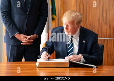 Le 5 juin 2019, le président Donald J. Trump et le premier ministre irlandais Leo Varadkar ont signé le livre d'or à l'aéroport de Shannon en Irlande dans le cadre de leur réunion pour discuter des relations américano-irlandaises. Banque D'Images
